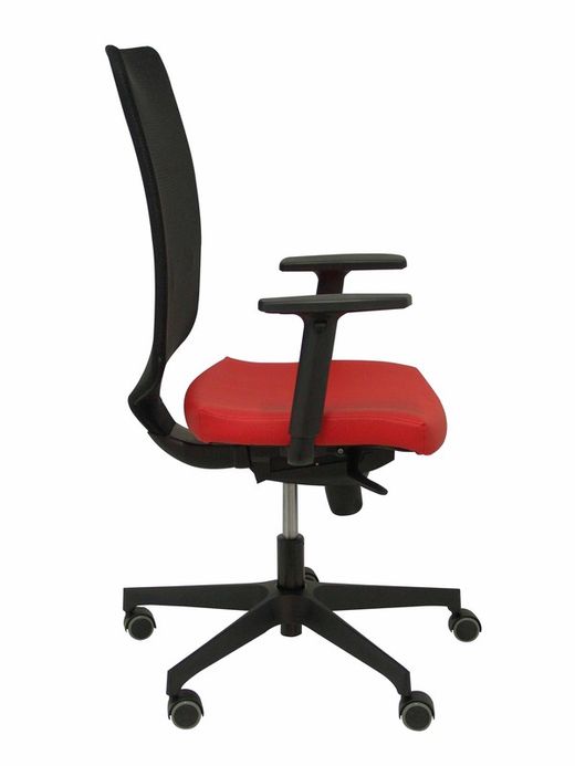 Modelo Ossa  Silla de Oficina ergonómica con mecanismo sincro y regulable en altura  Respaldo de malla en color negro y asiento tapizado en similpiel color rojo