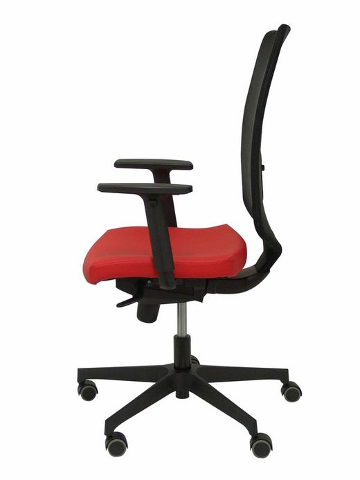 Modelo Ossa  Silla de Oficina ergonómica con mecanismo sincro y regulable en altura  Respaldo de malla en color negro y asiento tapizado en similpiel color rojo