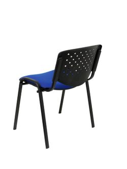 Modelo Pétrola  Pack 4 sillas confidente ergonómica, apilable, multiusos y estructura en color negro  Respaldo de PVC color negro y asiento tapizado en tejido ARAN color azul
