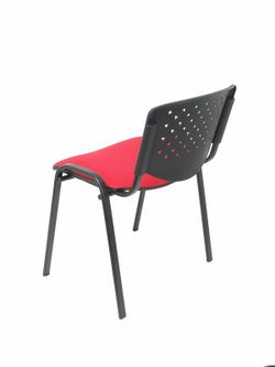 Modelo Pétrola  Pack 4 sillas confidente ergonómica, apilable, multiusos y estructura en color negro  Respaldo de PVC color negro y asiento tapizado en tejido ARAN color rojo