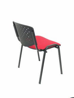 Modelo Pétrola  Pack 4 sillas confidente ergonómica, apilable, multiusos y estructura en color negro  Respaldo de PVC color negro y asiento tapizado en tejido ARAN color rojo