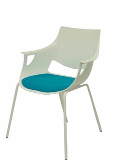Modelo Saceruela- Pack de 3 sillas confidentes ergonómica monocarcasa con reposabrazos y estructura metálica tubular, estilo Tower - Asiento y respaldo de PVC, con acolchado en el asiento.