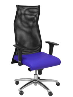 Modelo Sahuco. Sillón de dirección ergonómico con mecanismo sincro y regulable en altura  Respaldo de malla transpirable y asiento tapizados en similpiel color azul.