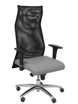 Modelo Sahuco. Sillón de dirección ergonómico con mecanismo sincro y regulable en altura  Respaldo de malla transpirable y asiento tapizados en similpiel color gris.