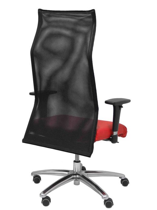 Modelo Sahuco. Sillón de dirección ergonómico con mecanismo sincro y regulable en altura  Respaldo de malla transpirable y asiento tapizados en similpiel color rojo.