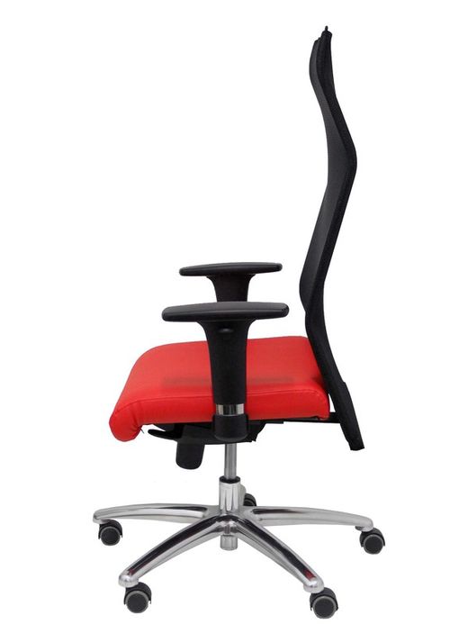 Modelo Sahuco. Sillón de dirección ergonómico con mecanismo sincro y regulable en altura  Respaldo de malla transpirable y asiento tapizados en similpiel color rojo.