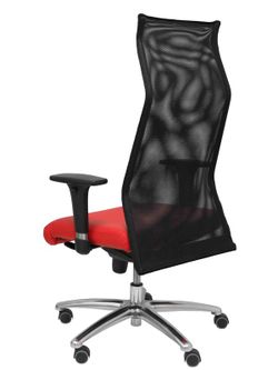 Modelo Sahuco. Sillón de dirección ergonómico con mecanismo sincro y regulable en altura  Respaldo de malla transpirable y asiento tapizados en similpiel color rojo.