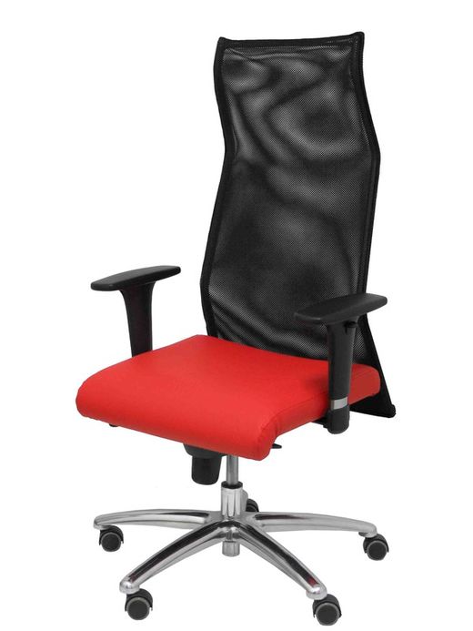 Modelo Sahuco. Sillón de dirección ergonómico con mecanismo sincro y regulable en altura  Respaldo de malla transpirable y asiento tapizados en similpiel color rojo.