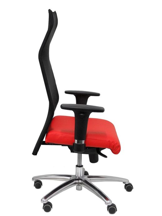 Modelo Sahuco. Sillón de dirección ergonómico con mecanismo sincro y regulable en altura  Respaldo de malla transpirable y asiento tapizados en similpiel color rojo.
