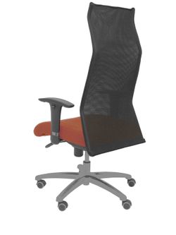 Modelo Sahuco - Sillón de dirección ergonómico con mecanismo sincro y regulable en altura - Respaldo de malla transpirable y asiento tapizados en tejido BALI color marrón