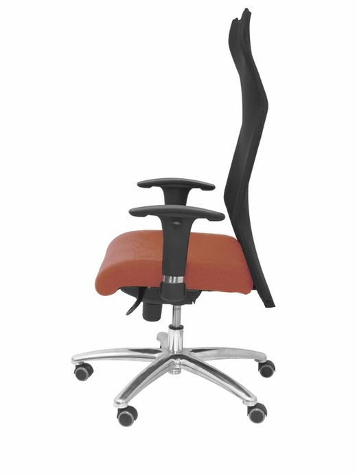 Modelo Sahuco - Sillón de dirección ergonómico con mecanismo sincro y regulable en altura - Respaldo de malla transpirable y asiento tapizados en tejido BALI color marrón