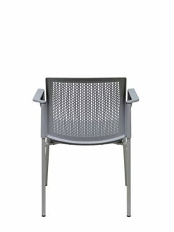 Modelo Sege  Pack de 4 sillas confidentes ergonómica, apilable, multiusos y estructura en color gris  Asiento y respaldo en PVC color gris con brazos.
