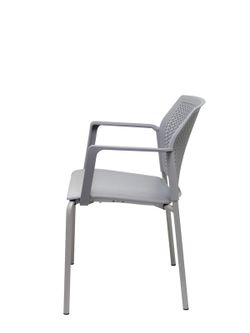 Modelo Sege  Pack de 4 sillas confidentes ergonómica, apilable, multiusos y estructura en color gris  Asiento y respaldo en PVC color gris con brazos.