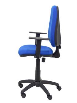 Modelo Sierra - Silla de oficina con mecanismo de contacto permanente y regulable en altura - Asiento y respaldo tapizados en tejido BALI color azul. Brazos regulables incluidos