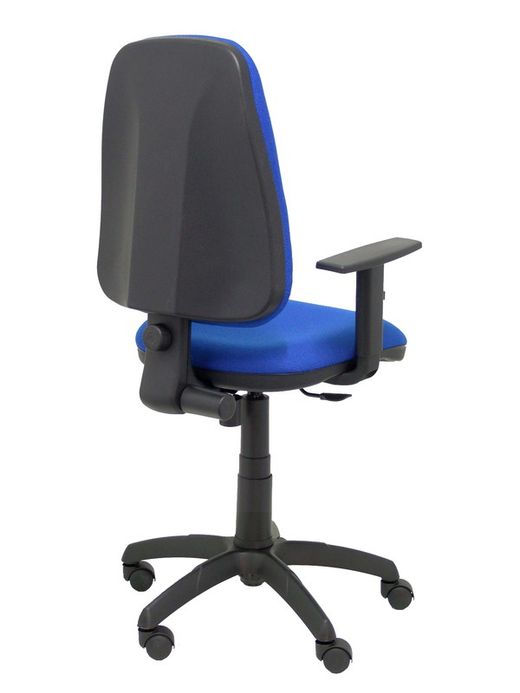 Modelo Sierra - Silla de oficina con mecanismo de contacto permanente y regulable en altura - Asiento y respaldo tapizados en tejido BALI color azul. Brazos regulables incluidos