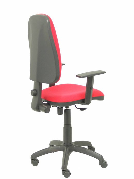 Modelo Sierra - Silla de oficina con mecanismo de contacto permanente y regulable en altura - Asiento y respaldo tapizados en tejido BALI color rojo. Brazos regulables incluidos