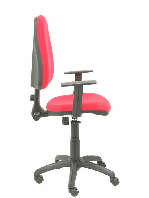 Modelo Sierra - Silla de oficina con mecanismo de contacto permanente y regulable en altura - Asiento y respaldo tapizados en tejido BALI color rojo. Brazos regulables incluidos