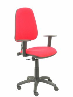 Modelo Sierra - Silla de oficina con mecanismo de contacto permanente y regulable en altura - Asiento y respaldo tapizados en tejido BALI color rojo. Brazos regulables incluidos