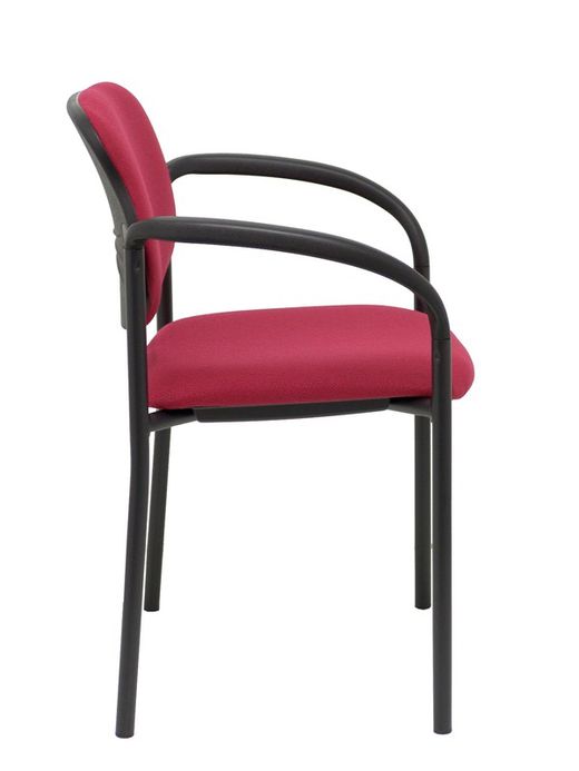 Modelo Styl - Silla confidente de 4 patas, con brazos y estructrua negra - Asiento y respaldo tapizados en tejido BALI color granate