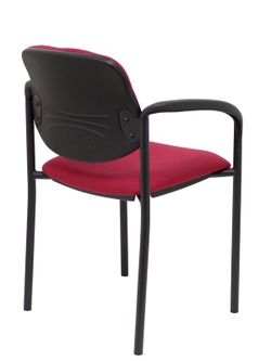 Modelo Styl - Silla confidente de 4 patas, con brazos y estructrua negra - Asiento y respaldo tapizados en tejido BALI color granate