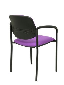 Modelo Styl - Silla confidente de 4 patas, con brazos y estructrua negra - Asiento y respaldo tapizados en tejido BALI color lila