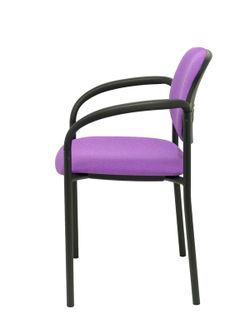 Modelo Styl - Silla confidente de 4 patas, con brazos y estructrua negra - Asiento y respaldo tapizados en tejido BALI color lila