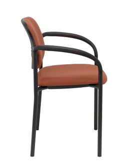 Modelo Styl - Silla confidente de 4 patas, con brazos y estructrua negra - Asiento y respaldo tapizados en tejido BALI color marrón