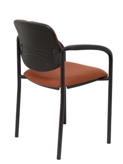 Modelo Styl - Silla confidente de 4 patas, con brazos y estructrua negra - Asiento y respaldo tapizados en tejido BALI color marrón