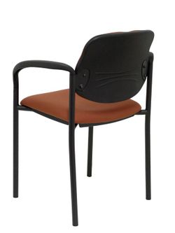 Modelo Styl - Silla confidente de 4 patas, con brazos y estructrua negra - Asiento y respaldo tapizados en tejido BALI color marrón