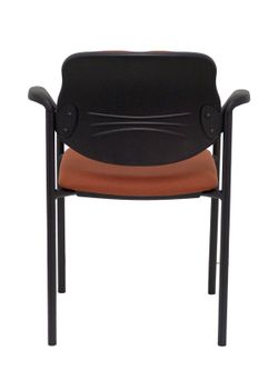 Modelo Styl - Silla confidente de 4 patas, con brazos y estructrua negra - Asiento y respaldo tapizados en tejido BALI color marrón