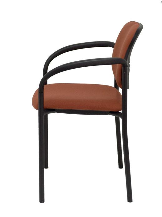 Modelo Styl - Silla confidente de 4 patas, con brazos y estructrua negra - Asiento y respaldo tapizados en tejido BALI color marrón