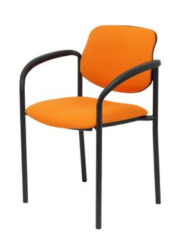 Modelo Styl - Silla confidente de 4 patas, con brazos y estructrua negra - Asiento y respaldo tapizados en tejido BALI color naranja