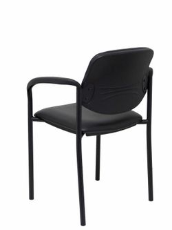 Modelo Styl - Silla confidente de 4 patas, con brazos y estructrua negra - Asiento y respaldo tapizados en tejido similpiel negro