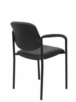 Modelo Styl - Silla confidente de 4 patas, con brazos y estructrua negra - Asiento y respaldo tapizados en tejido similpiel negro