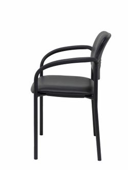 Modelo Styl - Silla confidente de 4 patas, con brazos y estructrua negra - Asiento y respaldo tapizados en tejido similpiel negro