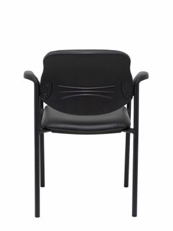 Modelo Styl - Silla confidente de 4 patas, con brazos y estructrua negra - Asiento y respaldo tapizados en tejido similpiel negro