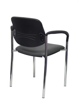 Modelo Styl - Silla confidente de 4 patas y estructrua cromada con brazos - Asiento y respaldo tapizados en tejido SIMILPIEL color gris oscuro.