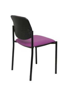 Modelo Styl - Silla confidente de 4 patas y estructrua negra - Asiento y respaldo tapizados en tejido Similpiel color morado