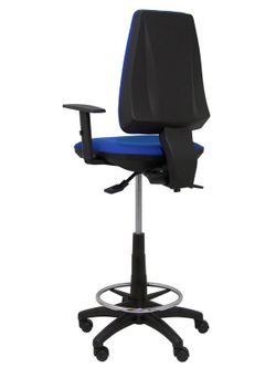 Modelo taburete Elche S - Taburete ergonómico con mecanismo asincro y regulable en altura - Asiento y respaldo tapizados en tejido BALI color azul. Brazos regulables incluidos de serie. Aro reposapiés cromado.