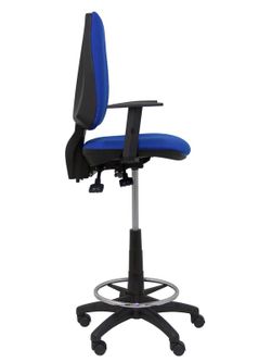 Modelo taburete Elche S - Taburete ergonómico con mecanismo asincro y regulable en altura - Asiento y respaldo tapizados en tejido BALI color azul. Brazos regulables incluidos de serie. Aro reposapiés cromado.