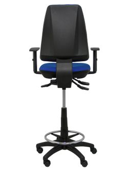Modelo taburete Elche S - Taburete ergonómico con mecanismo asincro y regulable en altura - Asiento y respaldo tapizados en tejido BALI color azul. Brazos regulables incluidos de serie. Aro reposapiés cromado.