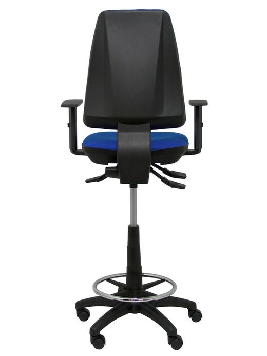 Modelo taburete Elche S - Taburete ergonómico con mecanismo asincro y regulable en altura - Asiento y respaldo tapizados en tejido BALI color azul. Brazos regulables incluidos de serie. Aro reposapiés cromado.