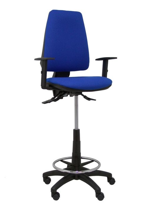 Modelo taburete Elche S - Taburete ergonómico con mecanismo asincro y regulable en altura - Asiento y respaldo tapizados en tejido BALI color azul. Brazos regulables incluidos de serie. Aro reposapiés cromado.