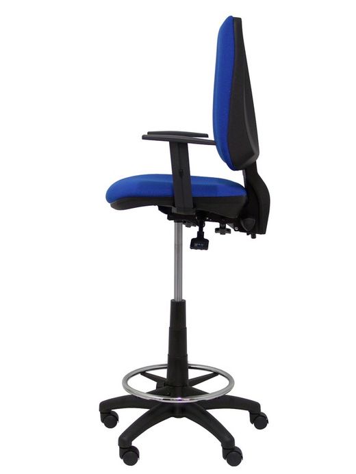 Modelo taburete Elche S - Taburete ergonómico con mecanismo asincro y regulable en altura - Asiento y respaldo tapizados en tejido BALI color azul. Brazos regulables incluidos de serie. Aro reposapiés cromado.