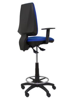 Modelo taburete Elche S - Taburete ergonómico con mecanismo asincro y regulable en altura - Asiento y respaldo tapizados en tejido BALI color azul. Brazos regulables incluidos de serie. Aro reposapiés cromado.
