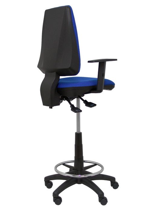 Modelo taburete Elche S - Taburete ergonómico con mecanismo asincro y regulable en altura - Asiento y respaldo tapizados en tejido BALI color azul. Brazos regulables incluidos de serie. Aro reposapiés cromado.