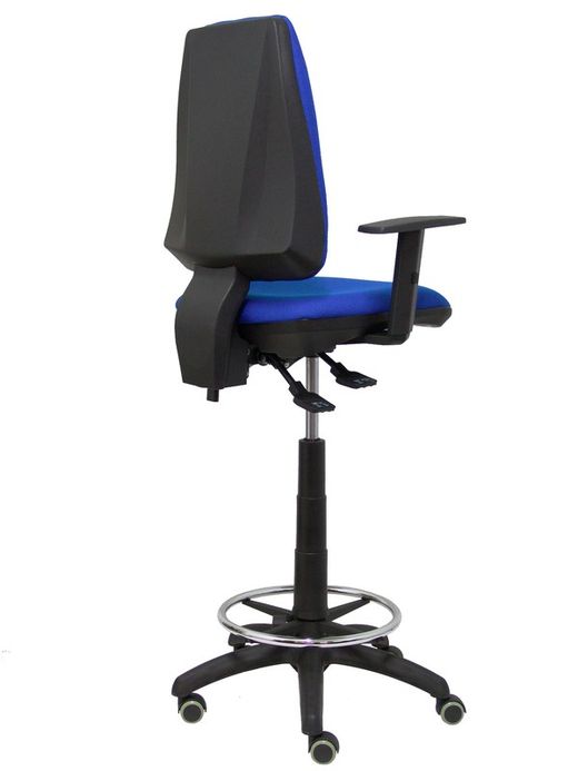 Modelo taburete Elche S - Taburete ergonómico con mecanismo asincro y regulable en altura - Asiento y respaldo tapizados en tejido BALI color azul. Brazos regulables incluidos de serie. Aro reposapiés cromado. Ruedas de parqué.