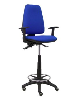 Modelo taburete Elche S - Taburete ergonómico con mecanismo asincro y regulable en altura - Asiento y respaldo tapizados en tejido BALI color azul. Brazos regulables incluidos de serie. Aro reposapiés cromado. Ruedas de parqué.