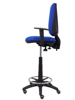 Modelo taburete Elche S - Taburete ergonómico con mecanismo asincro y regulable en altura - Asiento y respaldo tapizados en tejido BALI color azul. Brazos regulables incluidos de serie. Aro reposapiés cromado. Ruedas de parqué.