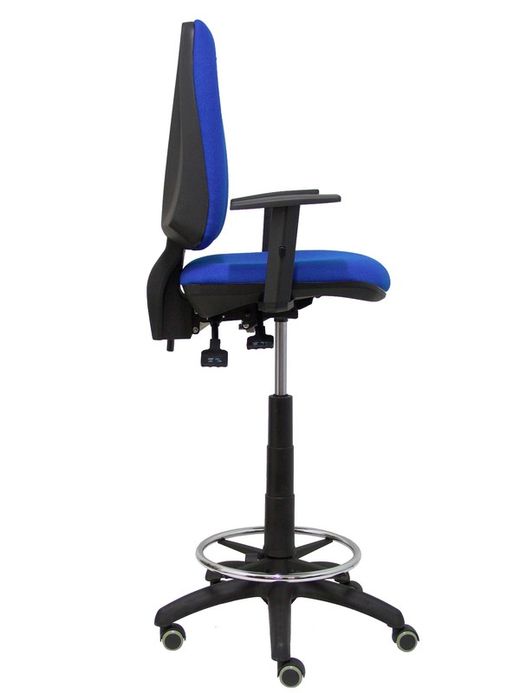 Modelo taburete Elche S - Taburete ergonómico con mecanismo asincro y regulable en altura - Asiento y respaldo tapizados en tejido BALI color azul. Brazos regulables incluidos de serie. Aro reposapiés cromado. Ruedas de parqué.